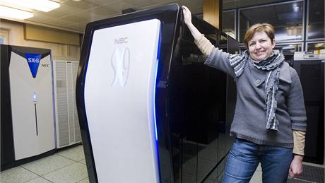 Superpo�íta� NEC SX-9 slou�í v �eském hydrometeorologickém ústavu k numerickým p�edpov�dím po�así. Na snímku je Dr. Radmila Bro�ková, vedoucí odd�lení numerických p�edpov�dí, v pozadí je pak p�edchozí model NEC SX-6.