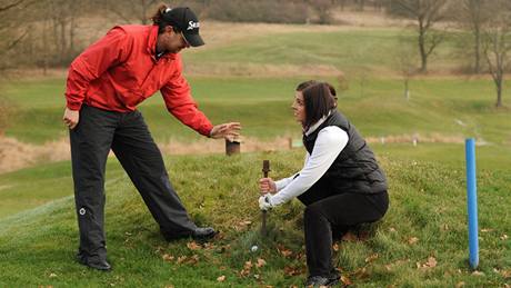 Seriál o golfových pravidlech - nepovolený pokus pohnout nepohyblivou závadou.