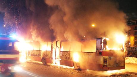 Autobus zapálila skupina chuligán
