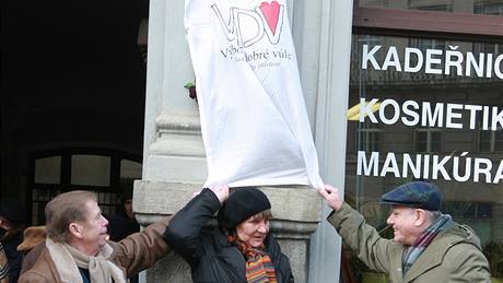 Václav Havel s Danou Němcovou a Václavem Malým odhalili pamětní desku pro Olgu Havlovou (27. ledna 2009)