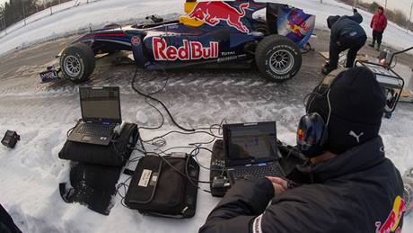 Buemi s F1 týmu Toro Rosso na zamrzlém jezee