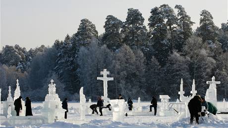 V Rusku, a nejen tam, jsou schopni z ledu vysekat celé msto. Na snímku letoní sochání z ledu u Raifského klátera, zhruba 30 kilometr od tatarstánské metropole Kazan,  