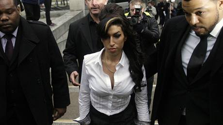 Amy Winehouse pila k soudu v Milton Keynes