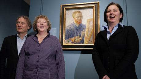 z londýnské výstavy Skute�ný Vincent van Gogh (potomci Thea van Gogha Willem van Gogh, Silvia Cramer a Josien Cramer s autoportrétem Vincenta van Gogha)