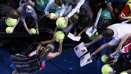 výcarský tenista Roger Federer se na grandslamovém turnaji Australian Open raduje z postupu do osmifinále.
