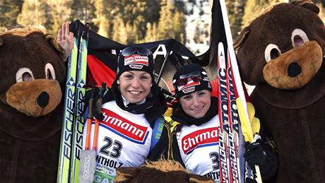 Magdalena Neunerová (vlevo) a Andrea Henkelová slaví v Anterselv� n�mecký triumf ve sprintu 