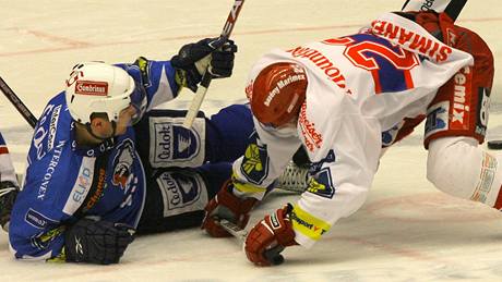 �eské Bud�jovice - Plze�: hostující Michal Tvrdík (vlevo) v souboji s Ji�ím �imánkem