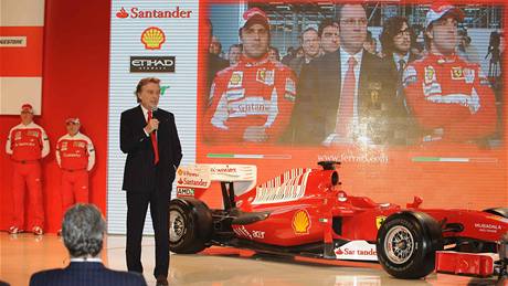 Luca di Montezemolo, prezident Ferrari, pedstavuje nový monopost F10 
