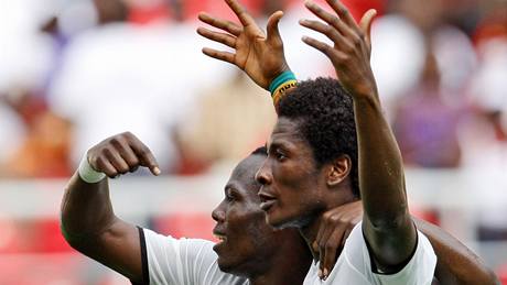 Asamoah Gyan (vpravo) a Emmanuel Agyemang-Badu slaví gól Ghany do sít� Nigérie 