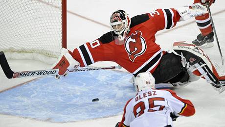 New Jersey - Florida: hostující  úto�ník Rostislav Olesz st�ílí, branká� Martin Brodeur chytá.
