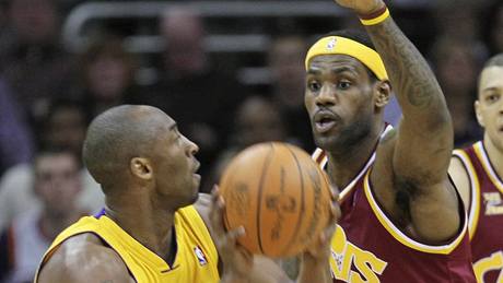 Cleveland - LA Lakers: souboj titán aneb LeBron James z  Clevelandu (vpravo) a Kobe Bryant z LA Lakers.