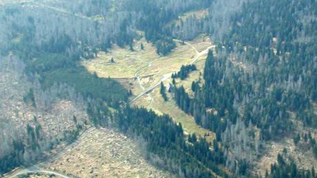 Letecký snímek Roklanské hájenky a okolí z roku 2002. Na obrázku jsou vidt rozpadlé smriny vlivem lýkorouta (levý horní roh), ivé lesy (vpravo) a holé see (vlevo dole)