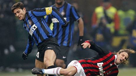 I Julio César, gólman Interu Milán, ml velký podíl na vítzství v derby. V poslední minut kryl penaltu, takhle zasahoval ped Davidem Beckhamem (vpravo).