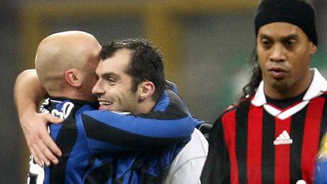 I Julio César, gólman Interu Milán, ml velký podíl na vítzství v derby. V poslední minut kryl penaltu, takhle zasahoval ped Davidem Beckhamem (vpravo).