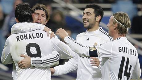 Hrái Realu Madrid slaví gól Cristiana Ronalda
