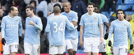 Fotbalist Manchesteru City se raduj z glu, kter vstelil Vincent Kompany (uprosted elem)