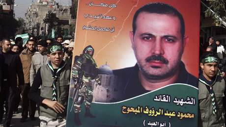 Palestinci nesou portrét zavradného obchodníka Hamasu Mahmúda Mabhúha.
