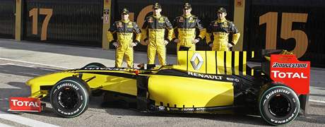 Tým F1 Renault 2010 (zleva): d´Ambrosio, Kubica, Petrov,  Ho-Pin Tung