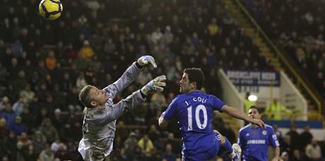 Burnley - Chelsea: Brian Jensen (vlevo) a Joe Cole