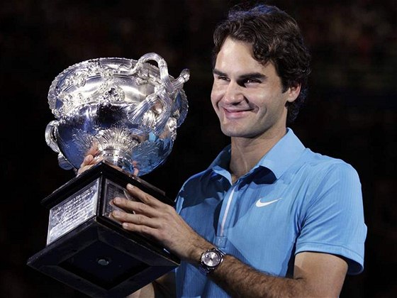 Roger Federer s trofejí pro ampiona Australian Open 2010