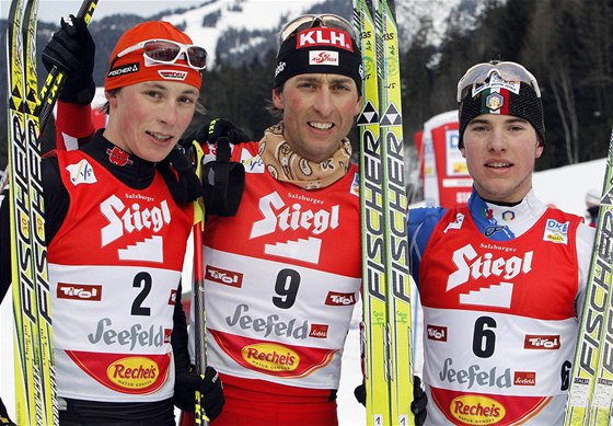Ti nejlepí po závodu Svtového poháru v Seefeldu: zleva druhý Eric Frenzel, vítz Mario Stecher a tetí Alessandro Pittin