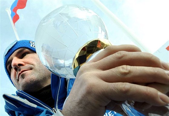 Italský sáka Armin Zöggeler s trofejí pro vítze Svtového poháru.