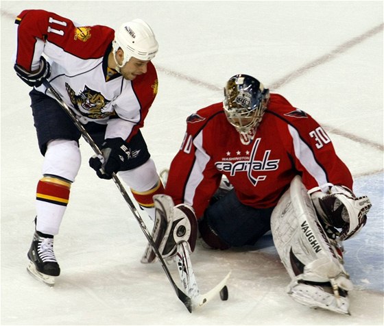 Washington - Florida: domácí gólman Michal Neuvirth a Gregory Campbell z Floridy.