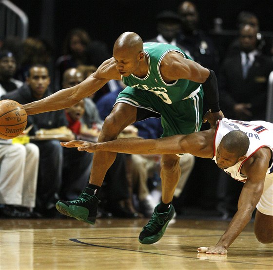 Atlanta - Boston: domácí Al Horford (vpravo) brání, Ray Allen z Bostonu útoí.