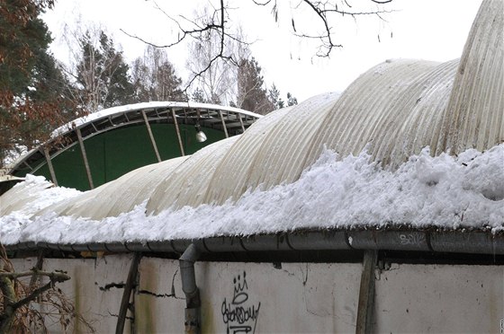 Pod tíhou snhu se v Hodonín propadla sportovní hala.