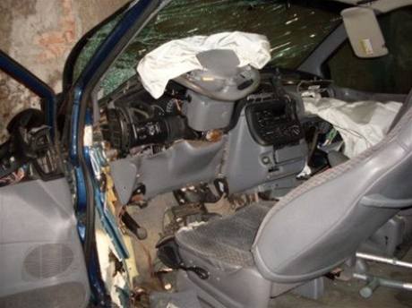 Chrysler Voyager po nrazu do zdi vznice v Pardubicch