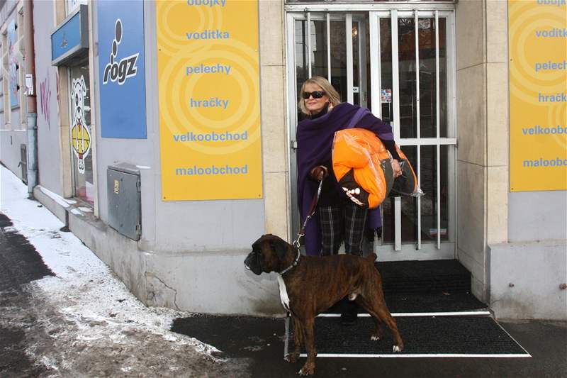 Chantal Poullain Polívková v obchod pro psy 