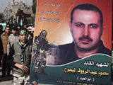 Palestinci nesou portrt zavradnho obchodnka Hamasu Mahmda Mabhha.