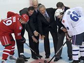 Jaromr Jgr (vpravo) a Alexej Jain (vlevo) pi slavnostnm vhazovn o kter se postaraly legendy (zleva) Wayne Gretzky, Mark Messier, Vjaeslav Fetisov a f KHL Alexander Medvedv. 