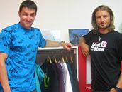 Pavel Kubek (vlevo) a Hanu Salz (vpravo) vlastn nejvt tuzemskou firmu vyrbjc obleen pod znakou Horsefeathers pro lidi na kolekovch i snnch prknech. 