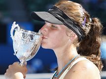 Karolna Plkov s pohrem pro vtzku dvouhry juniorek na Australina Open.