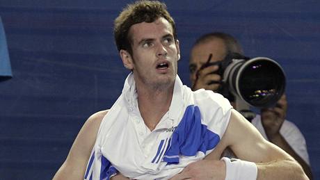 Andy Murray mní triko bhem finále Australian Open 2010