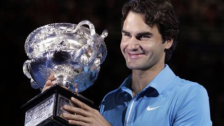 Roger Federer s trofejí pro šampiona Australian Open 2010
