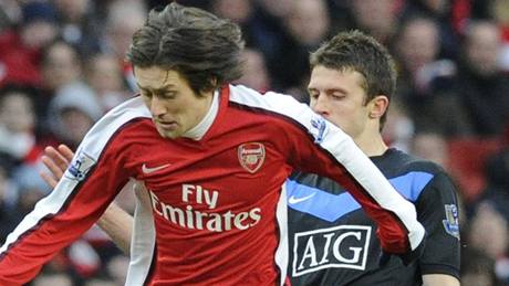 Arsenal - Manchester United: domácí Tomá Rosický (vlevo) a Michael Carrick