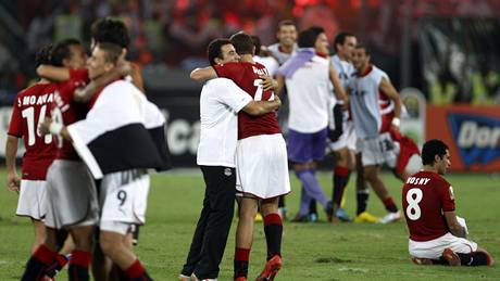Egypttí fotbalisté se radují ze zisku titulu