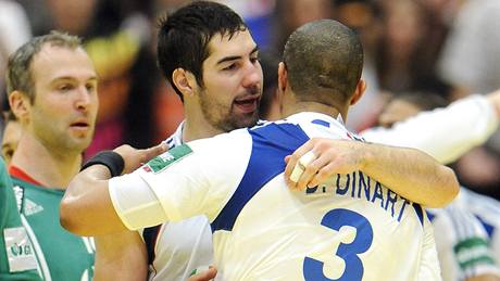 Francouztí házenkái Nikola Karabatic (vlevo) a Didier Dinart se radují z postupu do finále ME.