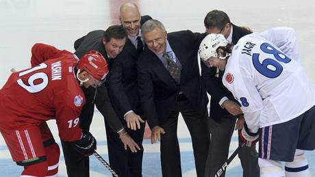 Jaromír Jágr (vpravo) a Alexej Ja�in (vlevo) p�i slavnostním vhazování o které se postaraly legendy (zleva) Wayne Gretzky, Mark Messier, Vja�eslav Fetisov a �éf KHL Alexander Medved�v. 