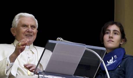 Pape Benedikt XVI. vypoutí holubici (31. 1. 2010)