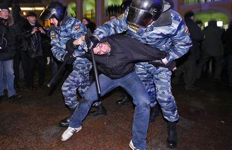Písluníci jednotek OMON zápasí s úastníkem víkendové demonstrace v Moskv