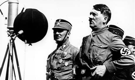 Adolf Hitler na snmku ze 7. kvtna 1933 pi projevu k nacistm v nmeckm Kielu