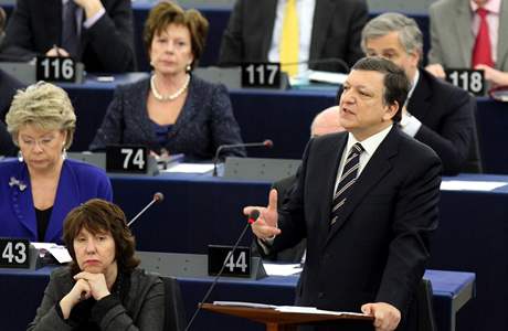 éf EK José Barroso a ministryn zahranií EU Catherine Ashtonová v Evropském parlamentu (9. února 2010) 