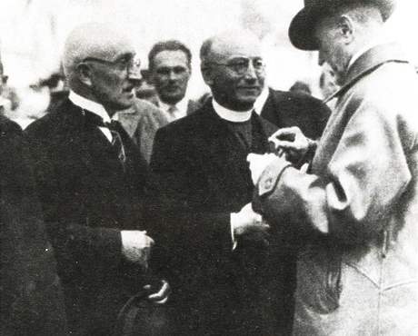 Jakub Deml při setkání s T. G. Masarykem, vlevo (s kloboukem v ruce) básník Otokar Březina