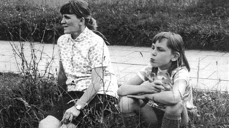 Vlasta Tesaov s dcerou Barborou v ervnu 1970 ped odchodem do vzen