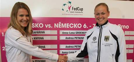 Lucie afáová (vlevo) podle losu zahájí víkedový tenisový turnaj Fed Cup proti Nmce Anna-Len Groenfeldové