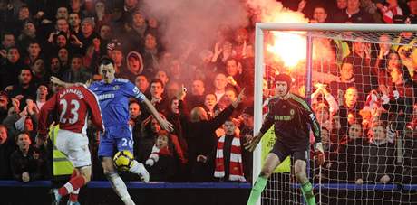 V únoru zapálili fanouci Arsenalu za brankou Petra echa svtlici.