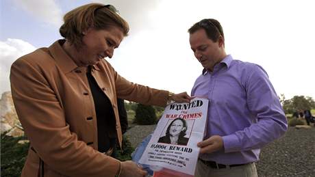 Cipi Livniová a len strany Kadima Yohanan Plesner se dívají na plakát vyzývající k jejímu zatení kvli její roli v izraelské ofenziv do pásma Gazy. Plesner nael plakát na zdi hotelu v polském Krakov. (31. ledna 2010)